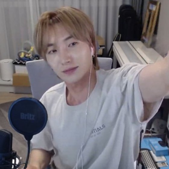 JungSooEnt's tweet photo. No olvidemos nunca que cuando estabamos en pandemia sin saber que hacer, Leeteuk creó su canal para acompañarnos mutuamente. Ahora habrá nuevo contenido y nada mejor que apoyarlo en lo que decida hacer 🤍

#ISupportMyAngel #LEETEUK #이특 @special1004 https://t.co/kyWbawlQAv