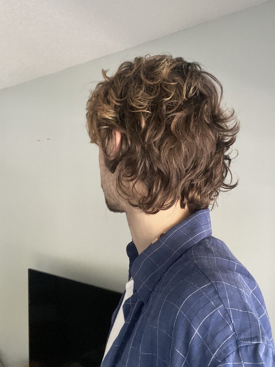 My hair is getting long again😅 having the urge to cut it but also think I need to let it grow for the summer…