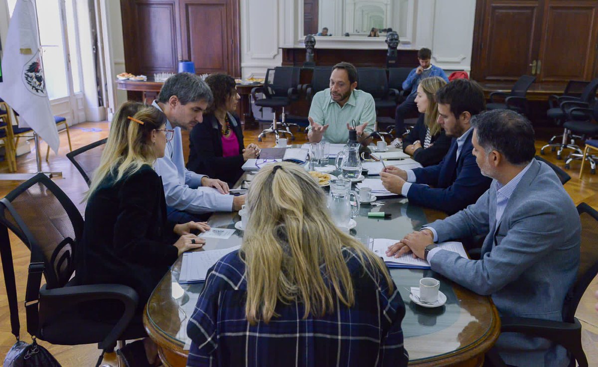 maxiferraro's tweet photo. Hoy participé de la mesa de trabajo "Gobernanza para el Financiamiento Verde", organizada por @HernanLReyes  en @LegisCABA. 

Conversamos sobre el potencial de contar con una #LeydeFinanciamientoVerde en la Ciudad, que permita captar financiamiento de organismos multilaterales de crédito e inversiones para proyectos sostenibles. 

Hoy hay miles de millones de dólares que el mundo está invirtiendo en proyectos vinculados con la transición ecológica. Necesitamos construir la arquitectura jurídico-financiera para que esta transición se convierta en oportunidades para desarrollarnos, crear empleo, generar divisas y vivir mejor.

¡Estamos a tiempo de crear las condiciones y las herramientas para transitar este camino!