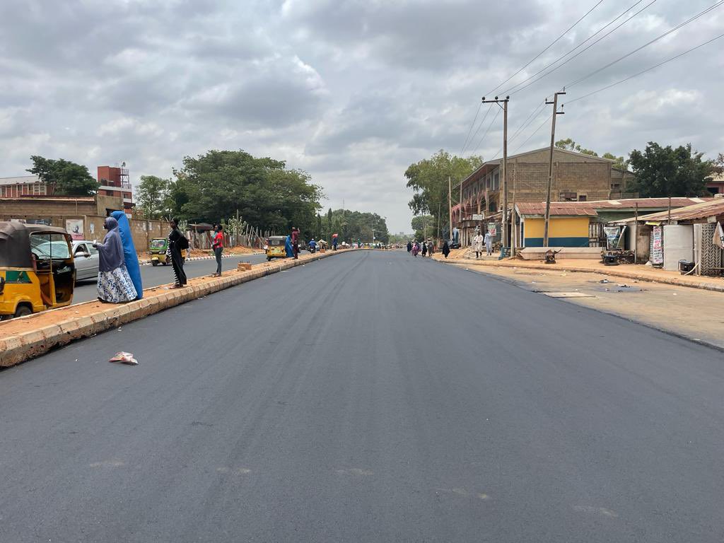 More update on Dualisation of Poly road, Kaduna by @CCECCKADUNA #KadunaUrbanRenewal Item of work: completion of Asphaltic wearing course.