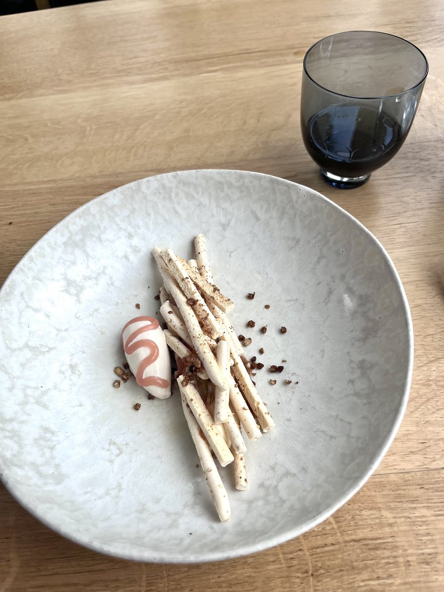 Fab lunch in Restaurant Omija,Nantes.3 courses €26,accompanying driver’s measures in total €15 @omijarestaurant Mackerel w/muscadet, roast veal w/Merlot Malbec blend. Somm Ronan superb, shochu ume w/rhubarb & meringue was magic! Tota bill incl water & coffee, bill €46.90 FAB