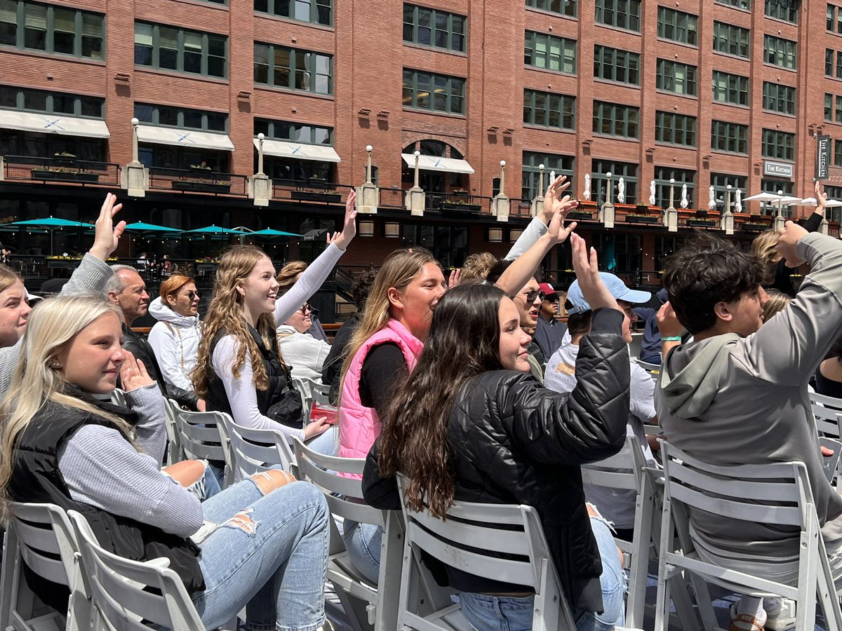 stoltz_nicole's tweet photo. What a beautiful day for our last @HUMANITIESofPHS field trip. Thanks to @wendellaboats for the informative architecture tour #chicagoarchitecture #seniorenglishelective @KnightsofPHS @District214 https://t.co/kRCd3Gfyyh