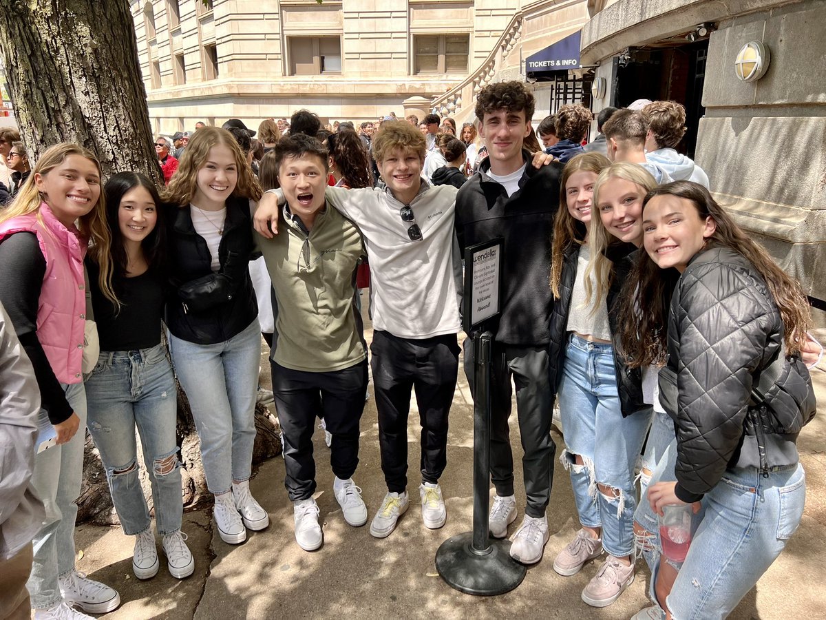 stoltz_nicole's tweet photo. What a beautiful day for our last @HUMANITIESofPHS field trip. Thanks to @wendellaboats for the informative architecture tour #chicagoarchitecture #seniorenglishelective @KnightsofPHS @District214 https://t.co/kRCd3Gfyyh