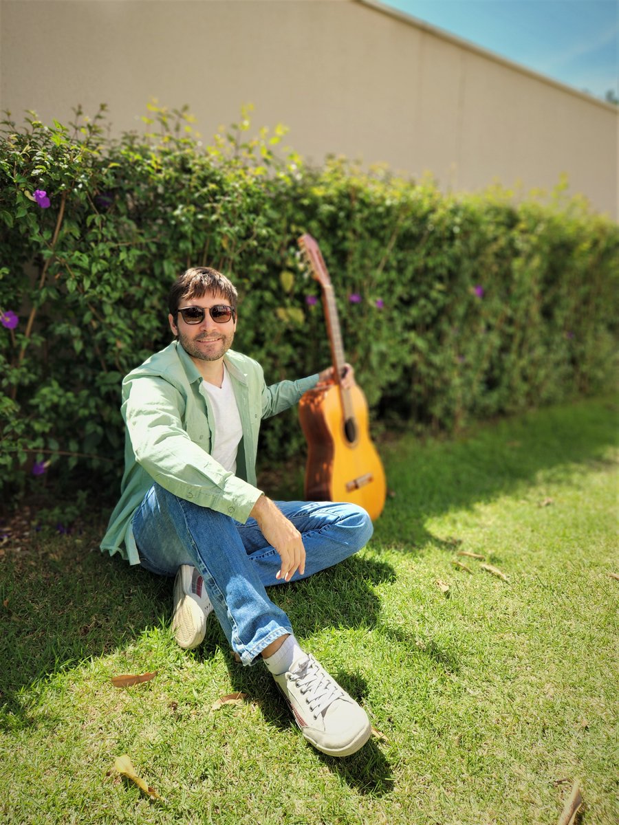EVDBanda's tweet photo. 😎🍀🎸��� #jardim #digiorgio #sol #evdbanda #ceuazul #violao #verde #gramaverde #dialindo #diaℓindo #boasemana #boasemanaatodos #rocknacional #rockbr #portaretrato #capadedisco #posando #violão #oculosescuros #polowear #oculosescuros #rockbrasileiro #rockbrasil #rockbr https://t.co/dUtjTpnjEh