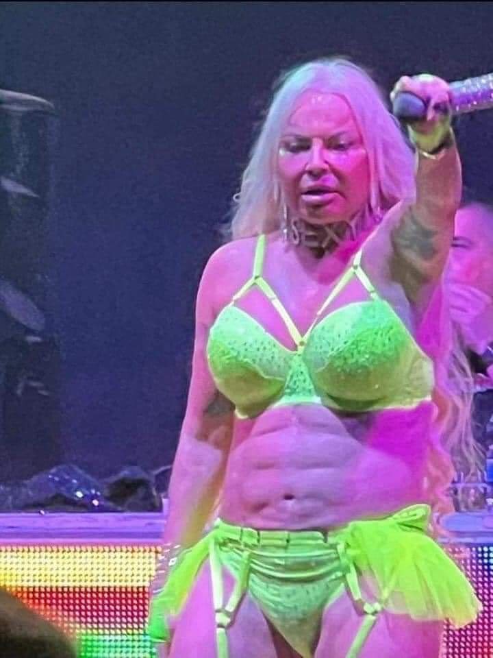 sugarchocolata's tweet photo. Alguien duda de que con Leticia Sabater ganaríamos eurovisión?
Es feminista, no binarie, no normativa, pobre, cuerpa migranta, neurodivergente, pansexual, agender, intersex, tía txulísima 💞💞 https://t.co/P79QkxM7YX