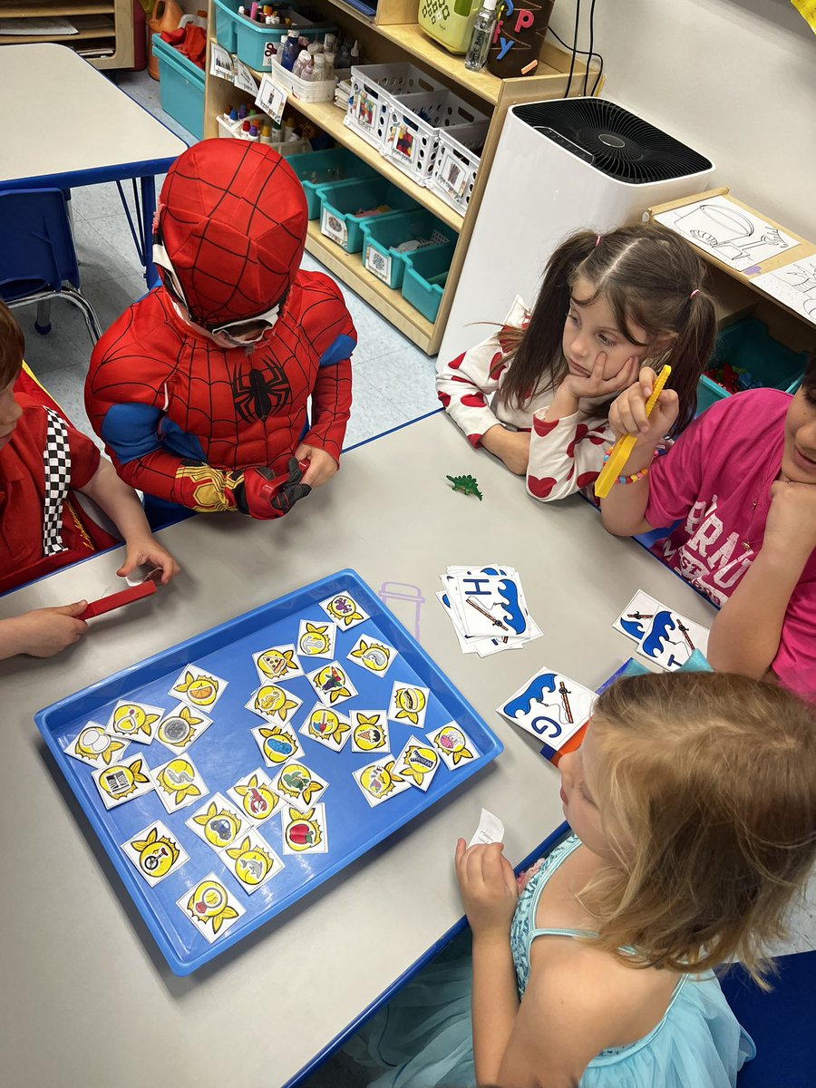 slevin_prek's tweet photo. Fishing for letters and their associated pictures! 🎣 #fhleads #sandstudy https://t.co/SK7R1Ws8XU
