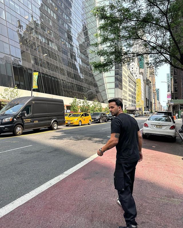 luis_fonsi_uk's tweet photo. RT LuisFonsi "Nuyorqueando. 🏙️✌🏼 https://t.co/QxNtgQxDyq"