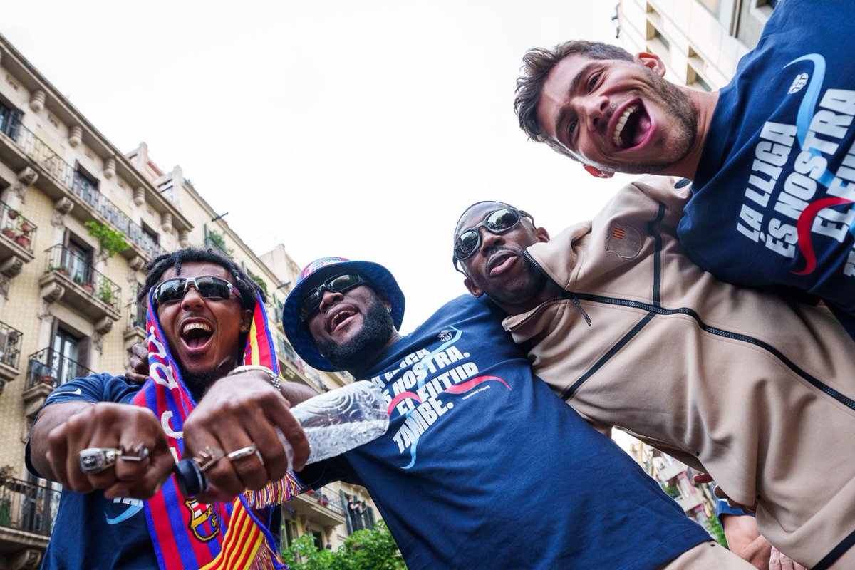 FCBarcelona_es's tweet photo. ☝️ - ¡Camarero...!
🫡 - ¡Qué!
☝️ - ¡Una de campeones!
🫡 - ¿Una de campeones?
☝️ - ¡Campeeeeeoneeees, campeeeeeoneeeees! https://t.co/c808sJisix