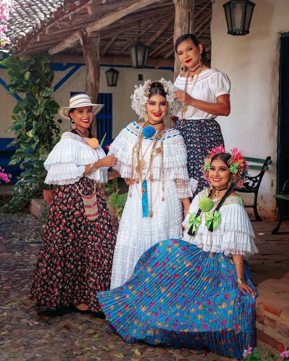 Chitreanos's tweet photo. Posted @withregram • @joaquinpimentel_ Hermosas fotografías grupales realizadas a estas bellezas, para el desfile de las mil polleras. ✨ #milpolleras2023 #panama #vivapanama #pollerapanameña #interiorano #azuero #chitre #lastablas #lossantos https://t.co/VurB3uiEOg