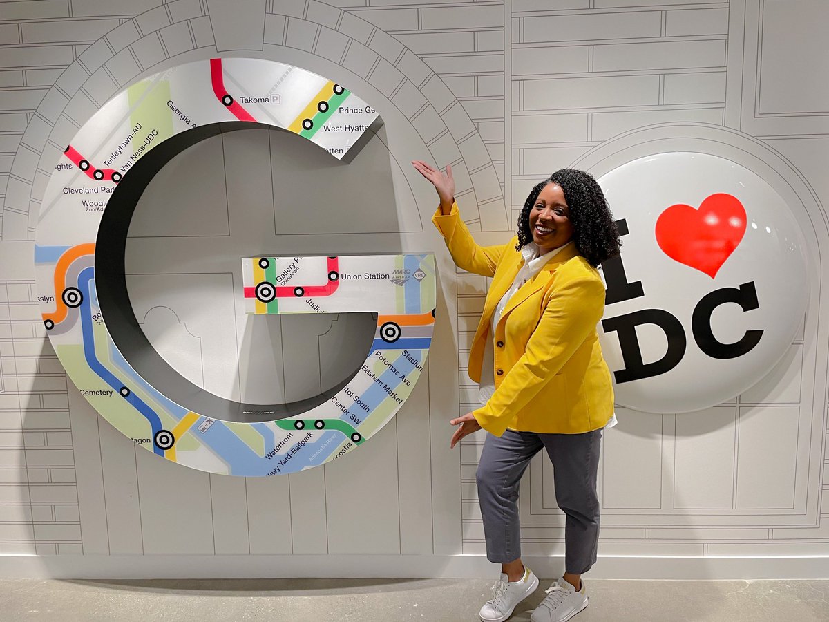 SimplyLakita's tweet photo. A week ago I had the pleasure of heading to Google DC to meet with some amazing publishers at the #GooglePublisherMeetup! 

Loved being able to chat about my concerns as a publisher, connect with other publishers, plus leave with a few tools to add to my business toolkit 😍. https://t.co/NNcDLinsI8