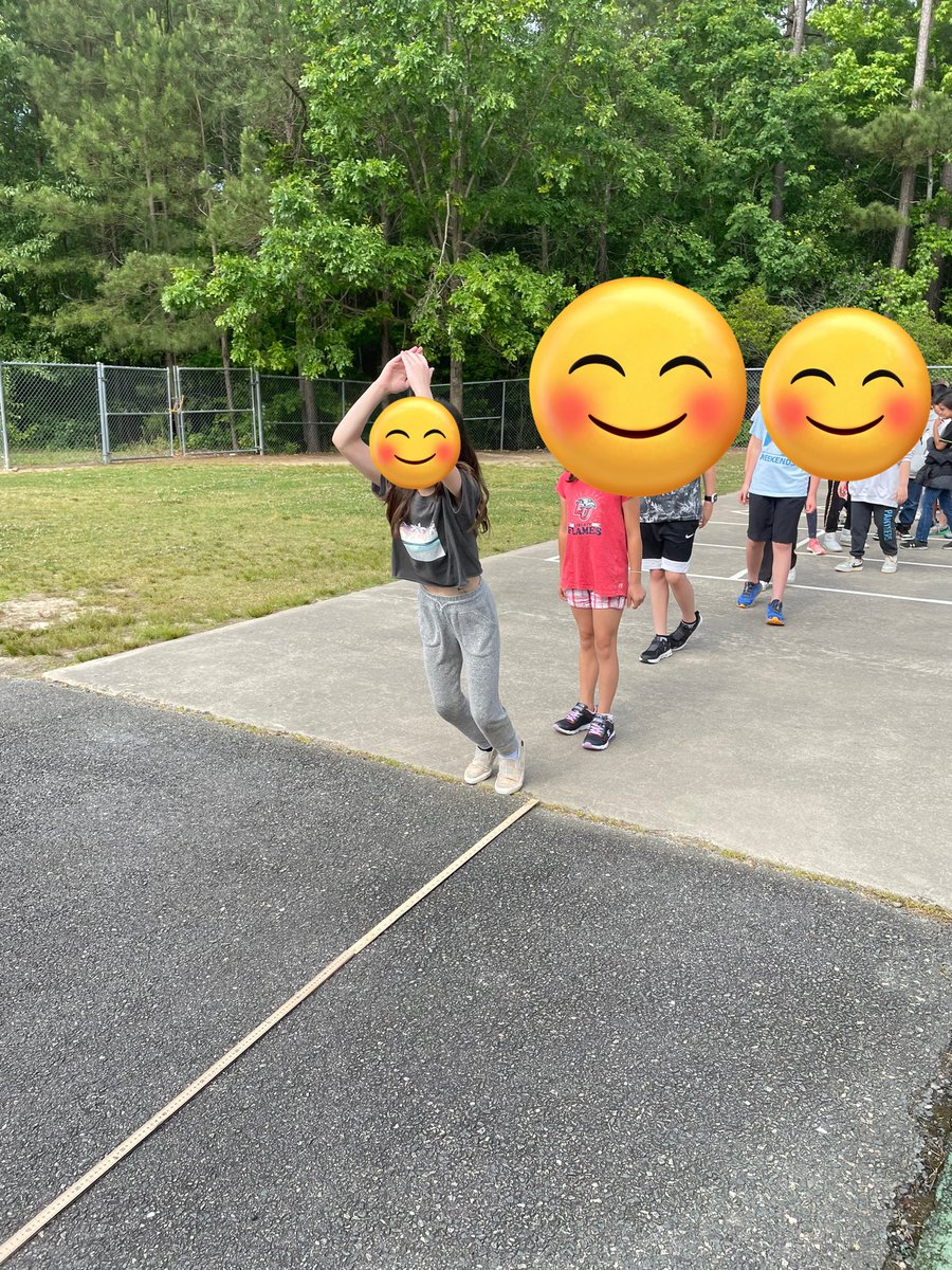 gartinsgroup's tweet photo. @MrsLockridge4 and I held a jumping contest during math 🏃🏽‍♀️🏃🏻‍♂️ Students had to measure how far they jumped in meters and convert to centimeters! #Measurement https://t.co/aAYrVSAIs0