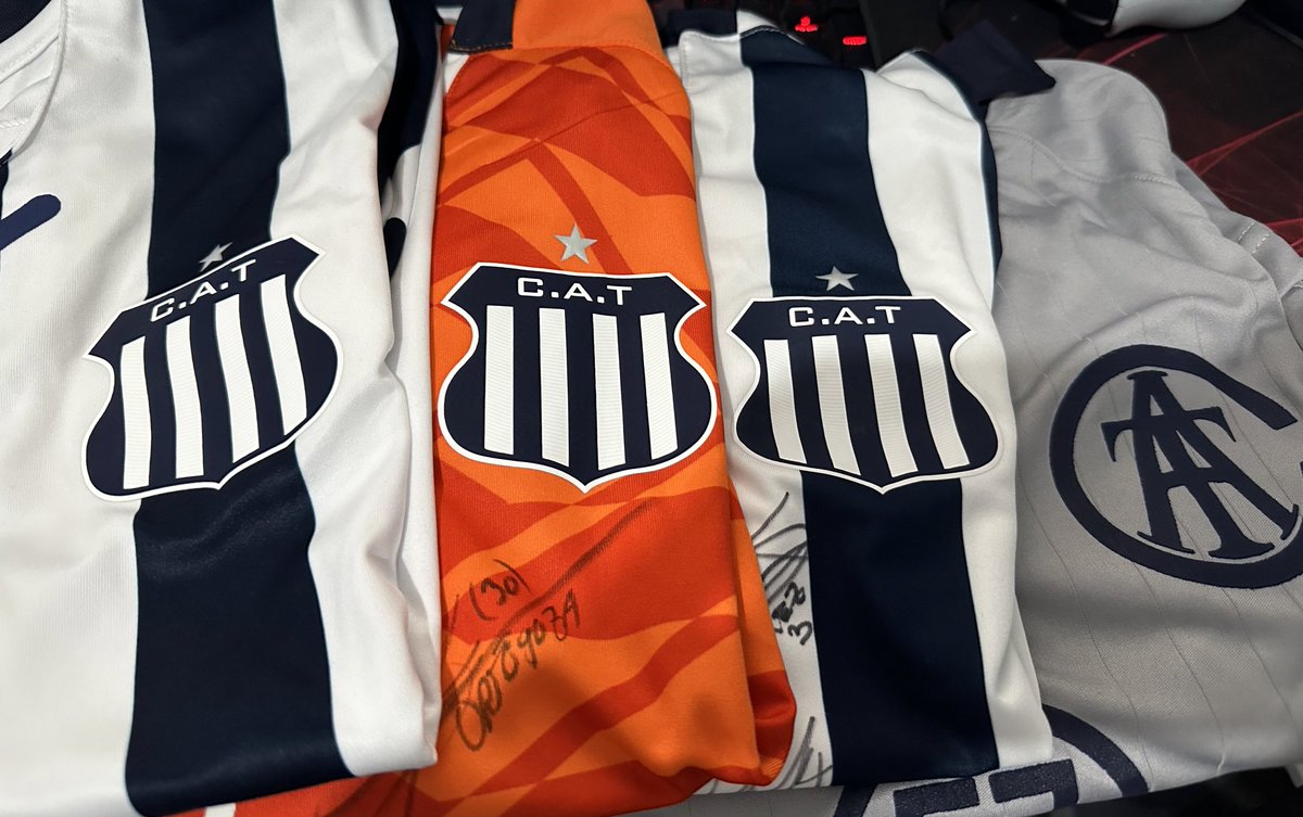 Hola maTadores el es Lucio y necesita tu ayuda; hace un año esta luchando contra el cancer LH y necesita viajar a Europa para su tratamiento, este es muy costozo y para recaudar fondos para el estare realizando el sorteo de estas camisetas autografiadas por jugadores de Talleres