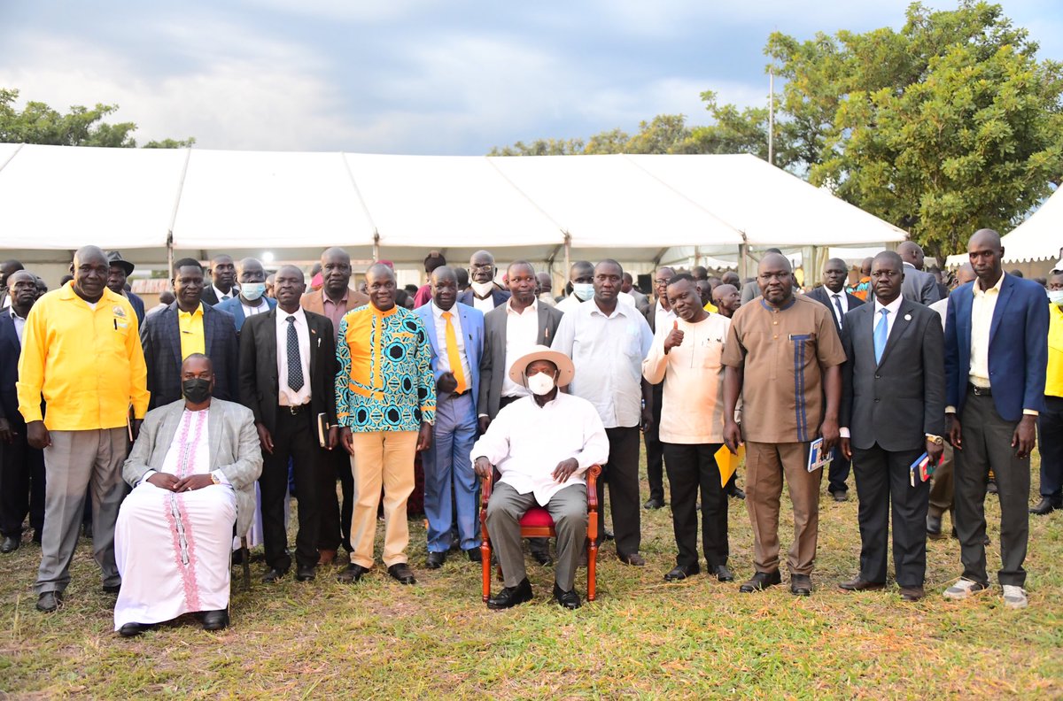 KagutaMuseveni's tweet photo. At Baralegi State Lodge, I was joined by political, cultural and security leaders of Acholi sub-region who I had invited, to talk about the problem of cattle rustling by the Karamojong raiders. I assured them that we know about the potential and limitations of the issues they raised and we shall solve this problem decisively .