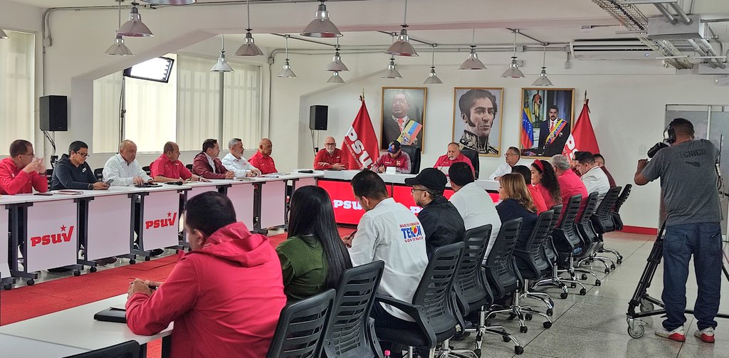 _LaAvanzadora's tweet photo. ¡Éxitos y bendiciones! 

Iniciamos este lunes trabajando en la Dirección Nacional del @PartidoPSUV, seguimos cumpliendo las orientaciones
permanentes de nuestro presidente @NicolasMaduro para el beneficio del pueblo venezolano. https://t.co/D6tbopJOSR
