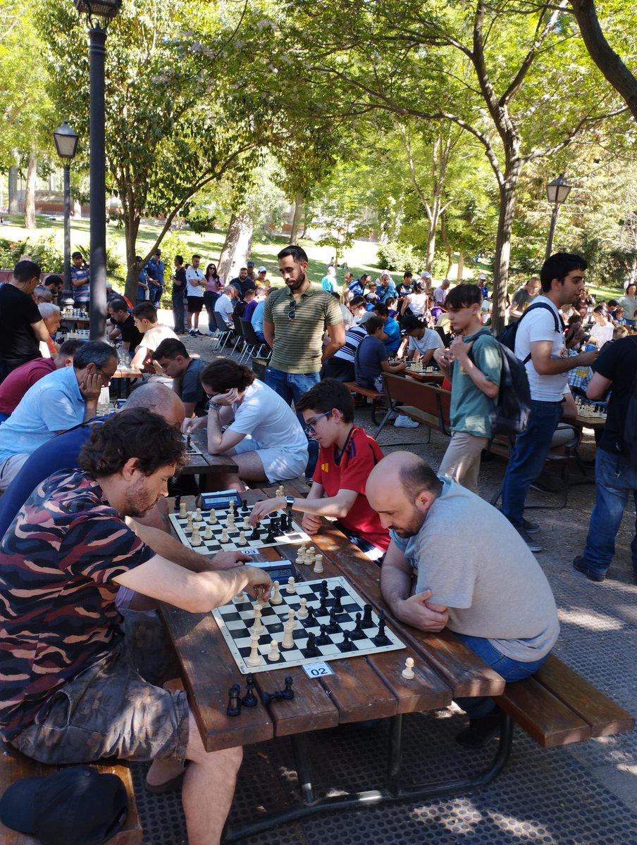 AjedrezParque's tweet photo. Ajedrez en el parque coorganizando y participando en el torneo de ajedrez La cabaña del Retiro del sábado 6 de mayo, con el GM Yusnel Bacallao y compañía. https://t.co/J9NAltv2xL