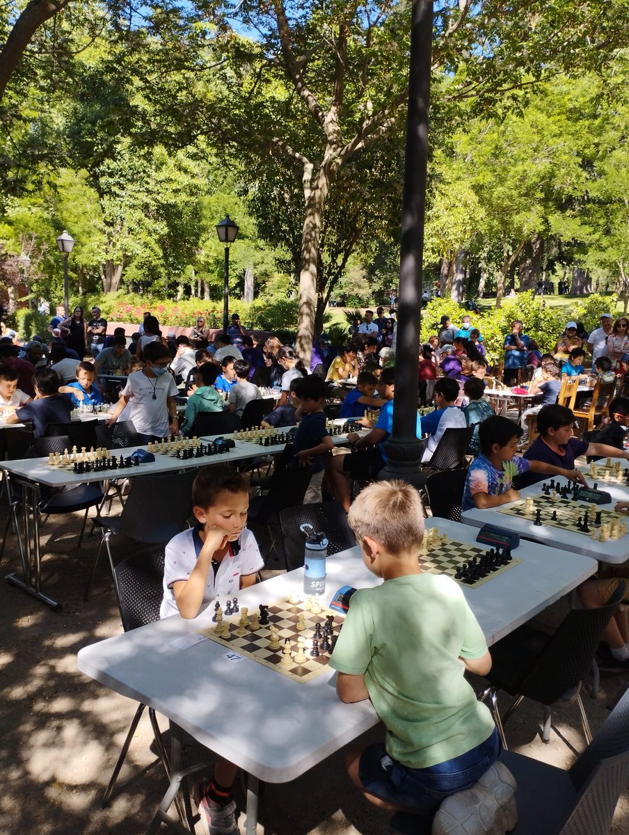 AjedrezParque's tweet photo. Ajedrez en el parque coorganizando y participando en el torneo de ajedrez La cabaña del Retiro del sábado 6 de mayo, con el GM Yusnel Bacallao y compañía. https://t.co/J9NAltv2xL