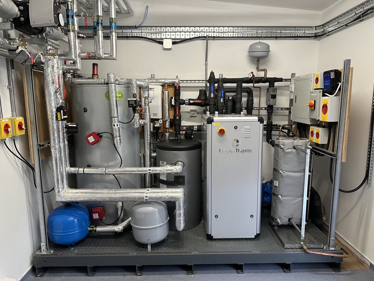 Fully completed custom manufacture skid mounted ⁦<a href="/MasterThermUK/">MasterTherm</a> 22kW⁩ Reversible Water Source Heat Pump #wshp system providing 100% heating, cooling and hot water ✨