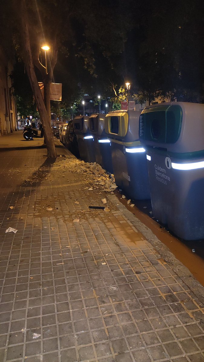 OSedanoMartinez's tweet photo. @bcn_ajuntament Estaria bé que la ciutat que tant estimem, la intentessiu cuidar una mica amb polítiques millors de neteja i, ja que hi som, potser hauríeu de fer quelcom amb les persones que es dediquen a desfer les escombraries i deixar-les a fora per no tenir aquesta imatge. https://t.co/3VOwjIrhB0