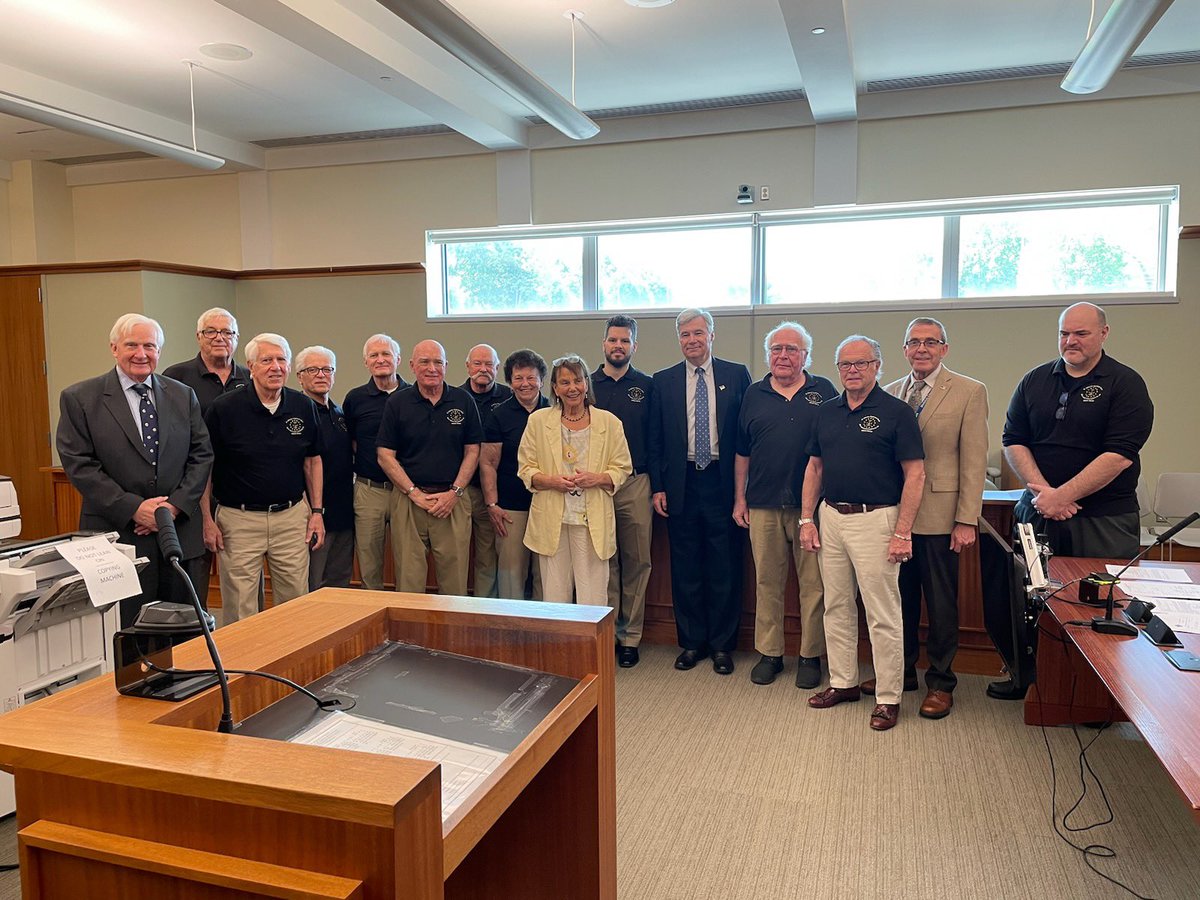 RIJudiciary's tweet image. “No soldier left behind” ⚖️Congratulations to the #RhodeIsland District Court’s ‘Veterans Treatment Calendar’ graduates! Thank you to @SenWhitehouse for attending the ceremony and for supporting this transformative programming. Learn more here: bit.ly/3O8hN81