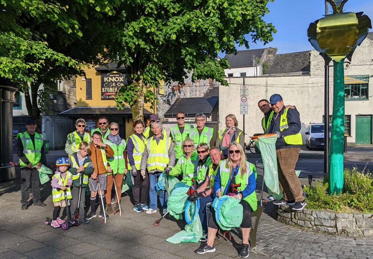 EnnisTidyTowns's tweet photo. Beautiful evening to hang out with some friends and benefit your community #everybodylovesennis https://t.co/iW5HHtQ4wx