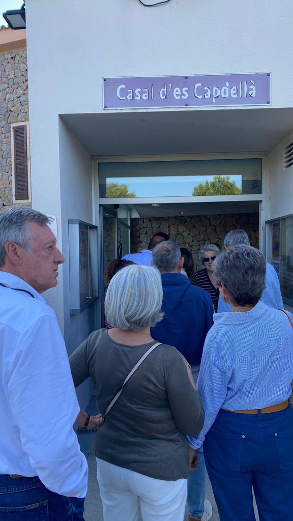 PopularesCalvia's tweet photo. CAMPAÑA del @PopularesCalvia #15M
con @ja_amengual 🔝
👉🏻 Por la mañana en #calviavila: visitas a comercios y negocios y mercado. Visita al @_Calvia
👉🏻 Y gran tarde de mitin en el Casal de #escapdella arropados por gran cantidad de maravillosos vecinos 💙#yoconjuanantonio 🔝 https://t.co/RQMrI85S3A