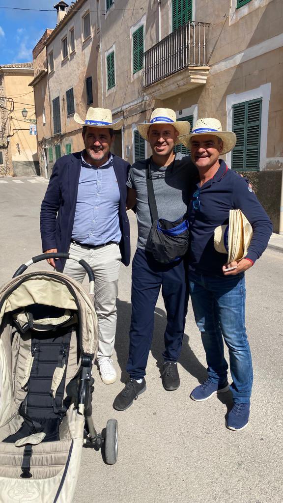 PopularesCalvia's tweet photo. CAMPAÑA del @PopularesCalvia #15M
con @ja_amengual 🔝
👉🏻 Por la mañana en #calviavila: visitas a comercios y negocios y mercado. Visita al @_Calvia
👉🏻 Y gran tarde de mitin en el Casal de #escapdella arropados por gran cantidad de maravillosos vecinos 💙#yoconjuanantonio 🔝 https://t.co/RQMrI85S3A