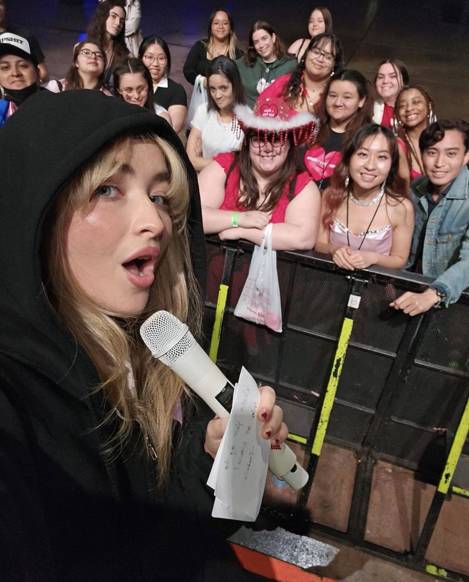 girlmeetsnews's tweet photo. 📸: @SabrinaAnnLynn with fans during VIP in Philadelphia, PA

📸: (@)AlishaMahina on Instagram 

#EICSPhilly #EICSPhiladelphia #EICSTour #EmailsICantSendTour https://t.co/FByVAEfGKR
