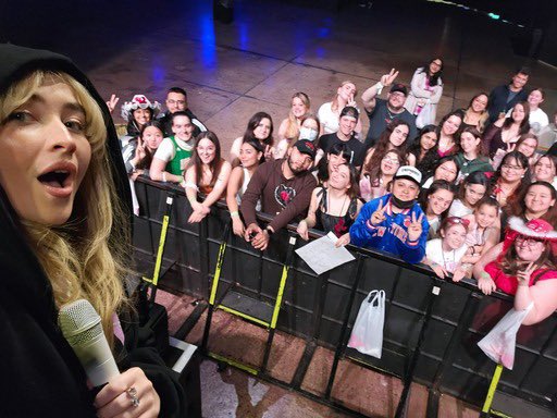 girlmeetsnews's tweet photo. 📸: @SabrinaAnnLynn with fans during VIP in Philadelphia, PA

📸: (@)AlishaMahina on Instagram 

#EICSPhilly #EICSPhiladelphia #EICSTour #EmailsICantSendTour https://t.co/FByVAEfGKR