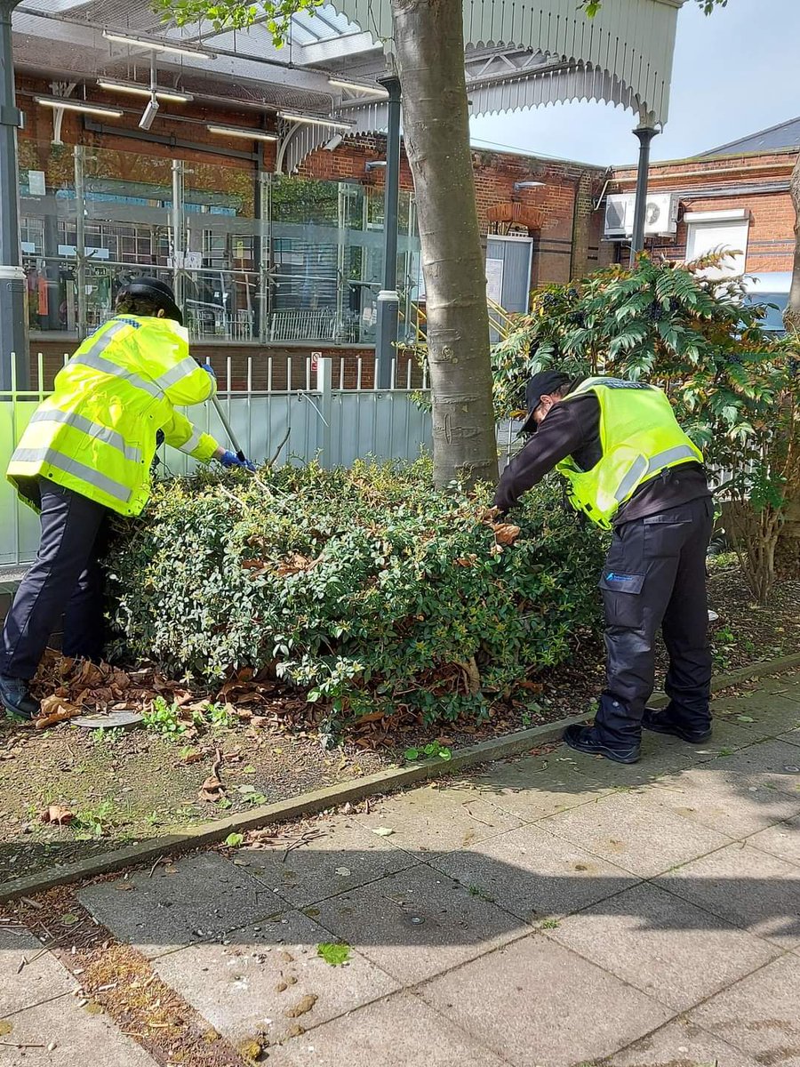 Southend_CSP's tweet photo. Joint working with our @EPSouthend colleagues as part of #OpSeptre conducting high visibility patrols and weapon sweeps in key hotspots.
#PartnershipWorking https://t.co/GA6cyL4yXx