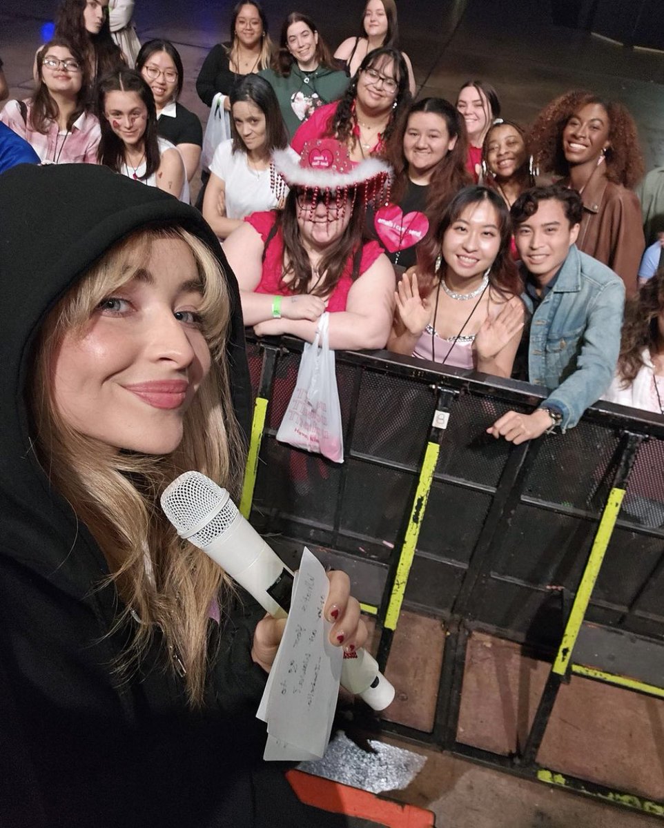 SabrinaTourInfo's tweet photo. 📸: @SabrinaAnnLynn with fans during VIP in Philadelphia, PA

📸: (@)AlishaMahina on Instagram 

#EICSPhilly #EICSPhiladelphia #EICSTour #EmailsICantSendTour https://t.co/7k6vFwqYx3