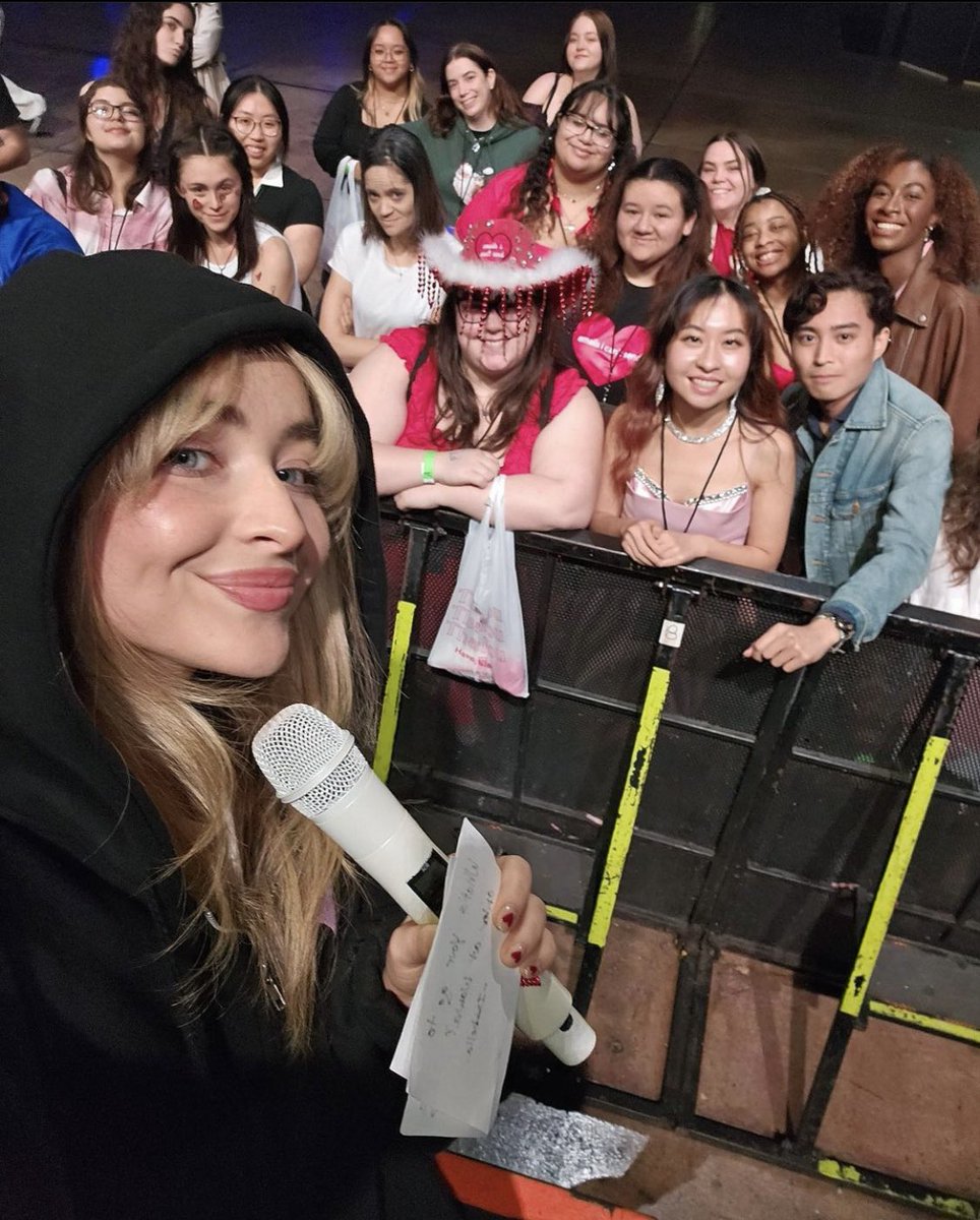 SabrinaTourInfo's tweet photo. 📸: @SabrinaAnnLynn with fans during VIP in Philadelphia, PA

📸: (@)AlishaMahina on Instagram 

#EICSPhilly #EICSPhiladelphia #EICSTour #EmailsICantSendTour https://t.co/7k6vFwqYx3