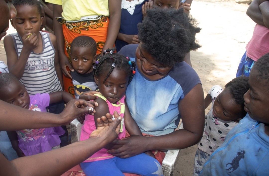 This is why I love science. These kids are now protected against typhoid fever, measles, rubella and polio and can stay healthy so that they can grow, learn, play, and thrive. My heart is so full! #TakeOnTyphoid #VaccinesWork #ScienceinAction @MalawiUNICEF <a href="/health_malawi/">Ministry of Health, Malawi</a> <a href="/WHOAFRO/">WHO African Region</a>