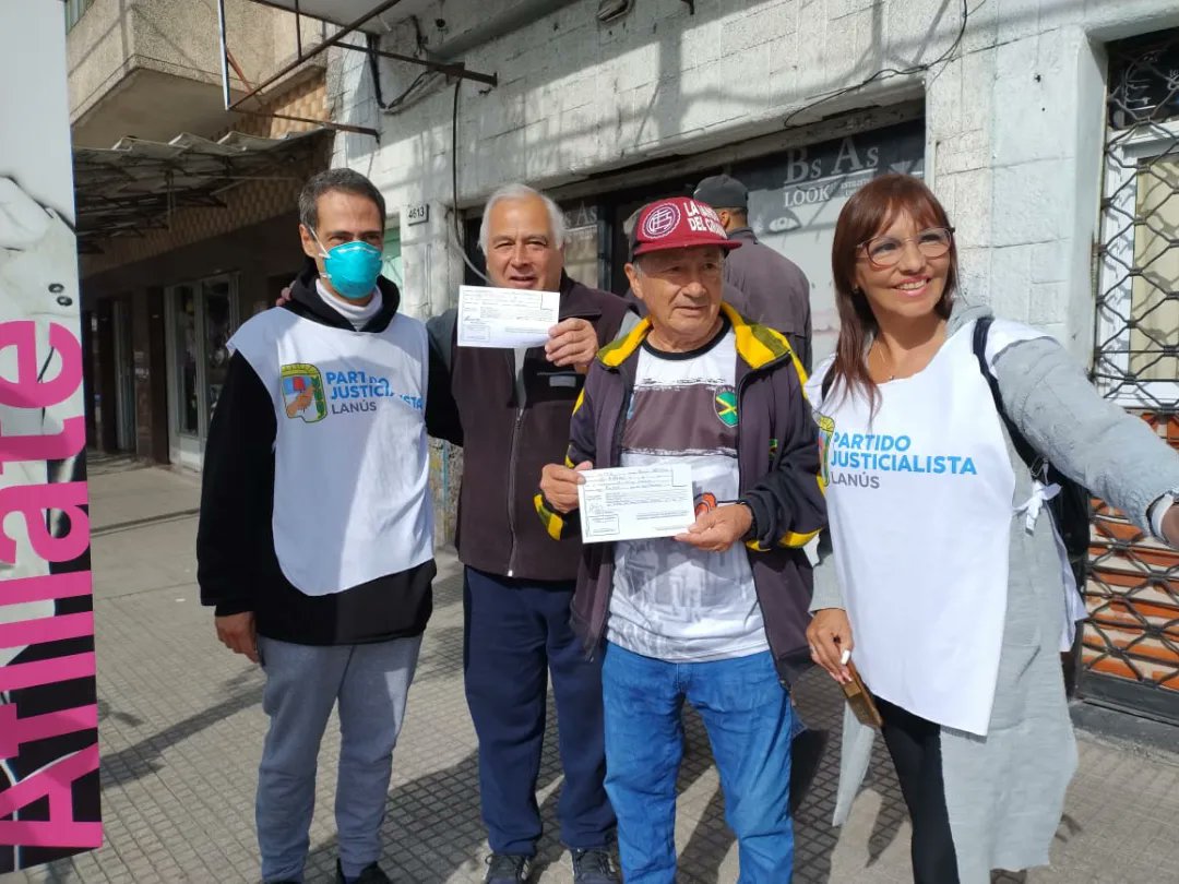 PJLanus_oficial's tweet photo. El sábado estuvimos en distintos barrios de Lanus afiliando al @BonaerensePJ

Acercate a nuestras mesas o a la sede del PJ Lanus 📍M. Quindimil 63 Lanus Oeste.

#Afiliate al PJ https://t.co/qq6jUKI14b