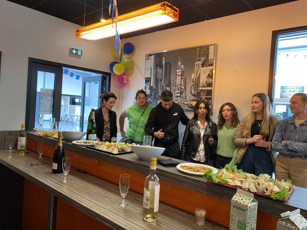 les2_rives's tweet photo. Accueil des espagnols, accompagnés de leur enseignante, dans le cadre du programme Erasmus+. Un mois de stage en perspective avec accueil pour certains dans des familles de Landerneau. #ErasmusPlus https://t.co/w2PMGi02pd
