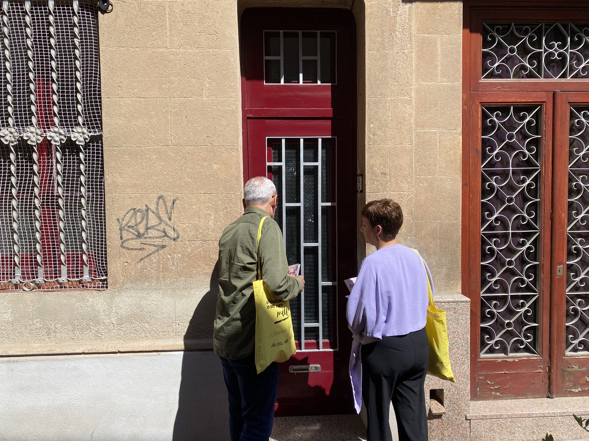 LaJaumeneta's tweet photo. 🚪Avui han picat a la porta de la Jaumeneta i a la de moltes altres cases de la ciutat: la suma d’esquerres encapçalada pel @jaumegraells vol fer possible el canvi a #LHospitalet 

🗳️ El #28M votem pel canvi! https://t.co/VmgBCJsCMS