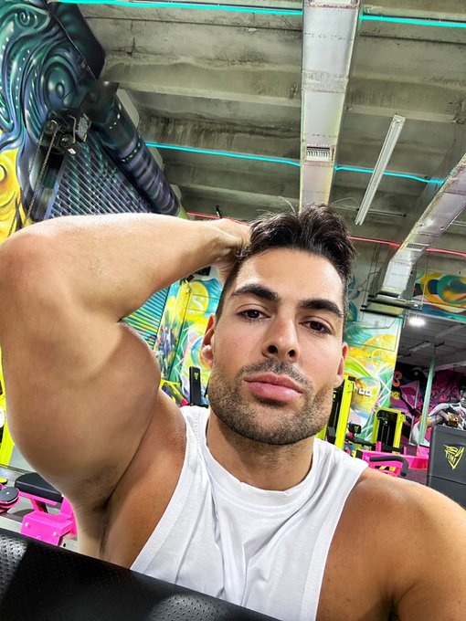 Just a normal selfie ❤️📸 Say hi back https://t.co/4PzUPOYGMr