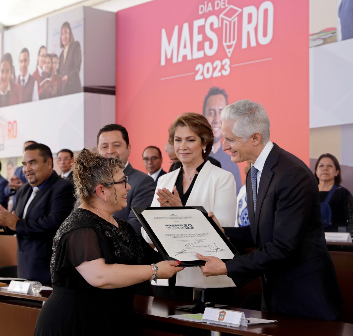 La Presea “Honor Estado de México”, este año es para 23 maestras y maestros que han cumplido 25 años de trayectoria. ¡Muchas felicidades!