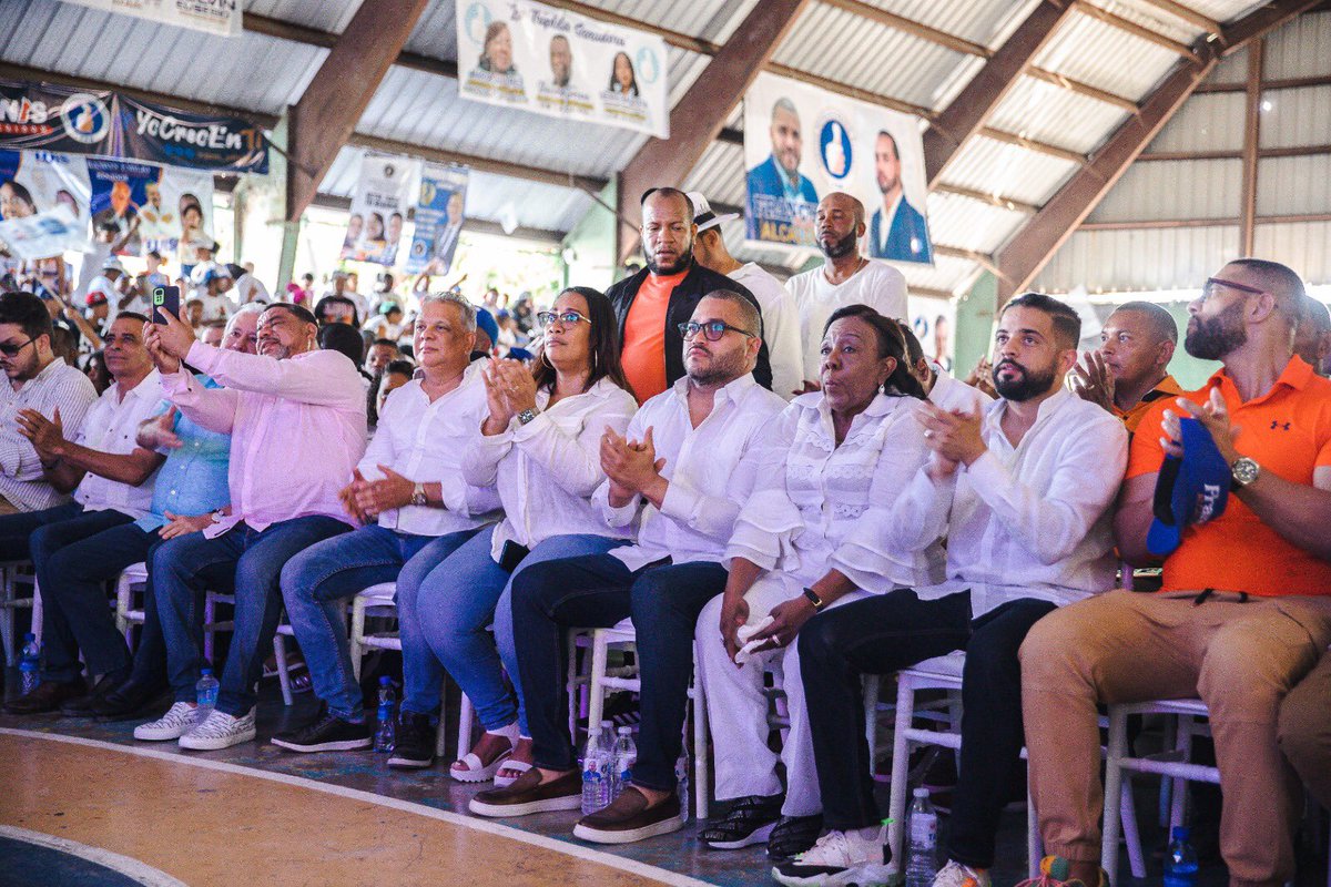 CMC8654's tweet photo. @MariaSu46796013 y #Francispaulinoalcalde hicieron historia en el municipio de boca chica este 13 de mayo.
@wegrullon @luisabinader @celeste_B25 @PRM_Oficial #atiempocompleto
#hayunsonido https://t.co/h9gPl6kNXD
