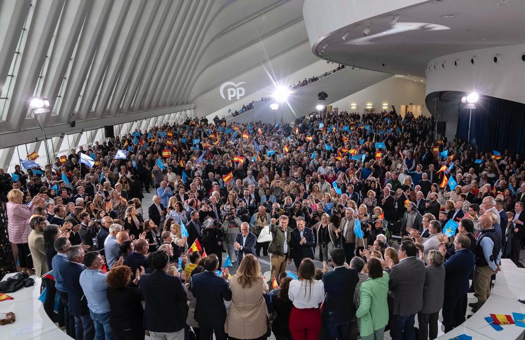 aruiz_88's tweet photo. 📸Hay partido.

#AsturiasEntreTodos 

@NunezFeijoo 
@CangaFanoDiego 
@PP_Asturias 
@ppopular https://t.co/o8f3Vm3J2T