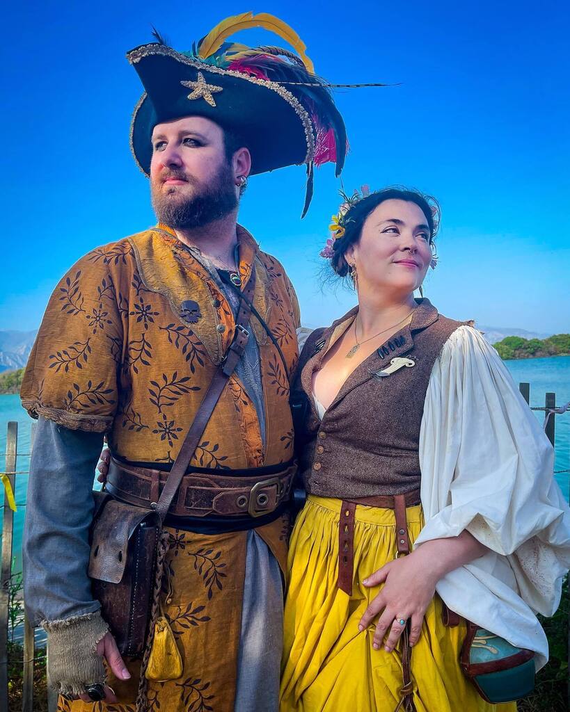 vonfogel's tweet photo. A wonderful day of swashbuckling adventure at @renaissancepleasurefaire yesterday!
#renfaire #piratecostume #historicalfashion https://t.co/JOQIgECimq https://t.co/LUWISKOFXn