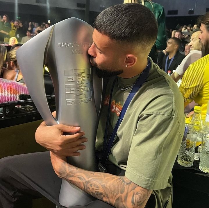 El es <a href="/PaoloFernandes_/">Paolo Fernandes</a> . Jugador de nuestra familia <a href="/UDBALSASOFICIAL/">UD Balsas Picarral</a> desde la escuela hasta que en cadetes fichó por el <a href="/RealZaragoza/">Real Zaragoza</a> y luego por el <a href="/ManCityES/">Manchester City</a> . Orgulloso campeón de la liga griega con <a href="/AEK_FC_OFFICIAL/">AEK F.C.</a> . Enhorabuena pequeño.