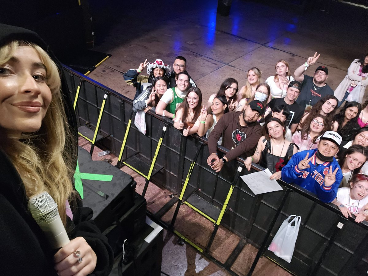 SCANews_'s tweet photo. 📸| @SabrinaAnnLynn with VIP fans during Q&amp;A/Soundcheck in Philadelphia, PA.

— Via alishamahina on Instagram

#EmailsICantSendTour #EICSTourPhiladelphia #EICSPhilly https://t.co/lbQNw1RRjc