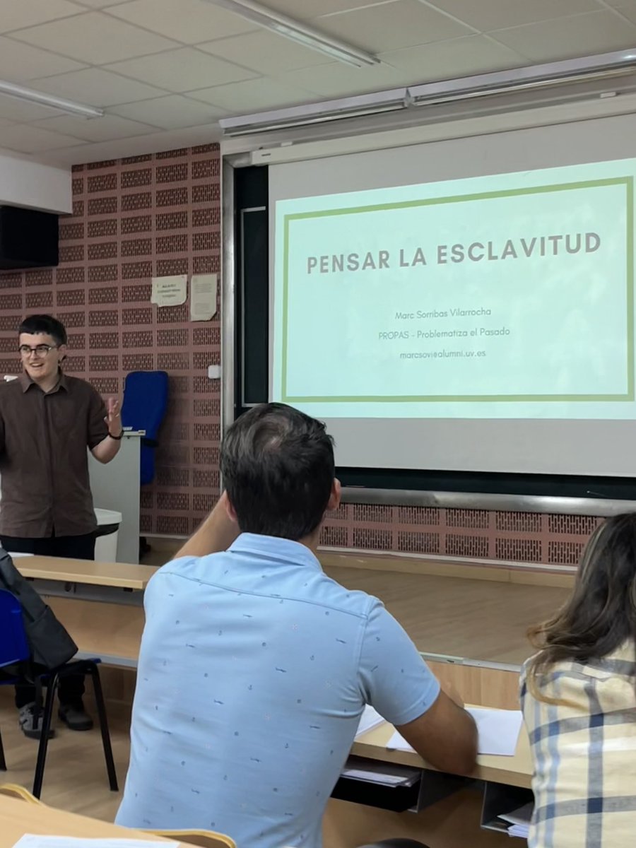 projectesaps's tweet photo. Hui Marc Sorribas, becari de col•laboració del Dpt. @HistoriaMod i membre de PROPAS, ha impartit el taller "Pensar la esclavitud" en el marc del projecte d'innovació de l'assignatura Història Moderna Universal II. Ens ha presentat els primers resultats del seu TFM. Enhorabona! https://t.co/B3SJrPoriH