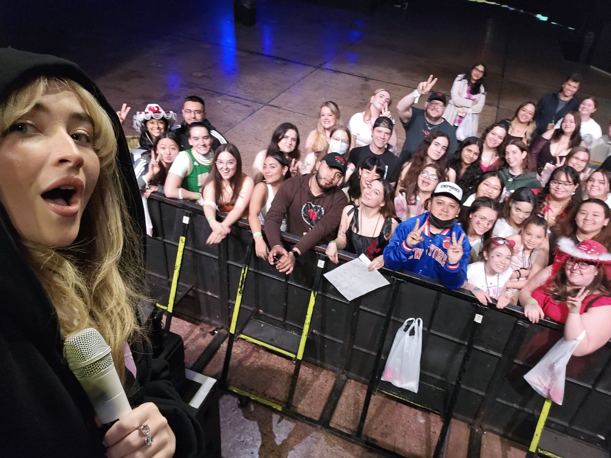 SCANews_'s tweet photo. 📸| @SabrinaAnnLynn with VIP fans during Q&amp;A/Soundcheck in Philadelphia, PA.

— Via alishamahina on Instagram

#EmailsICantSendTour #EICSTourPhiladelphia #EICSPhilly https://t.co/lbQNw1RRjc