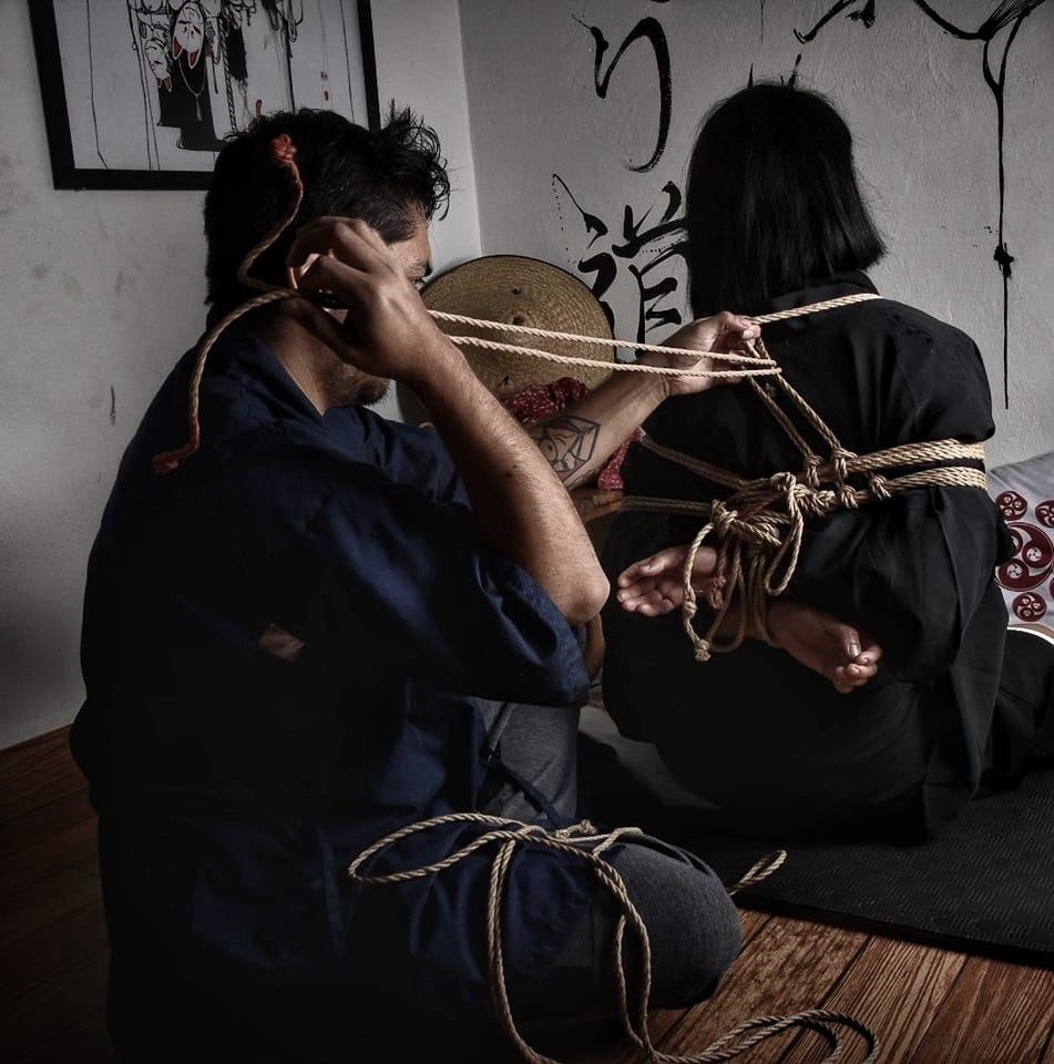 ShibariTengu's tweet photo. Felicitamos y mandamos un fuerte abrazo a todos los Riggers que se han dedicado al camino de la enseñanza y del compartir el conocimiento del shibari.
En especial a los profesores de Tengu Shibari Dojo y por supuesto a nuestro sensei @roqueved
#shibari #enseñanza #conocimiento https://t.co/mGNNdd6Mmh