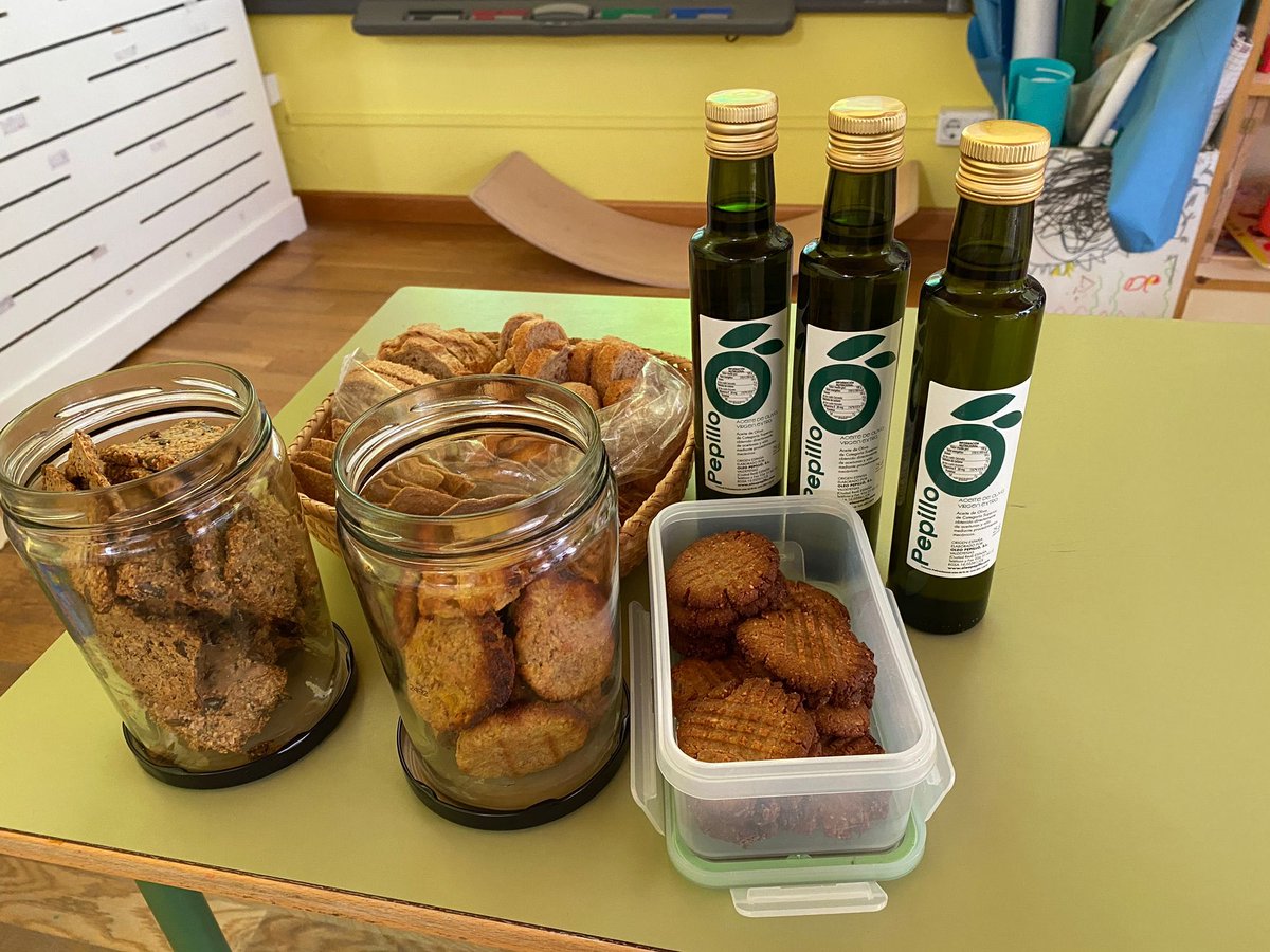 pepateca's tweet photo. Hoxe tivemos o derradeiro Obradoiro da Escola de nais de pais. Dúas familias da escola de A Choeira fixéronnos reflexionar sobre alimentación saudable e rematamos cun moi bo sabor de boca, grazas a unha degustación de recetas saudables e AOVE #bescolaresgalabertas #FamiliasnaBE https://t.co/Qqou00cVst