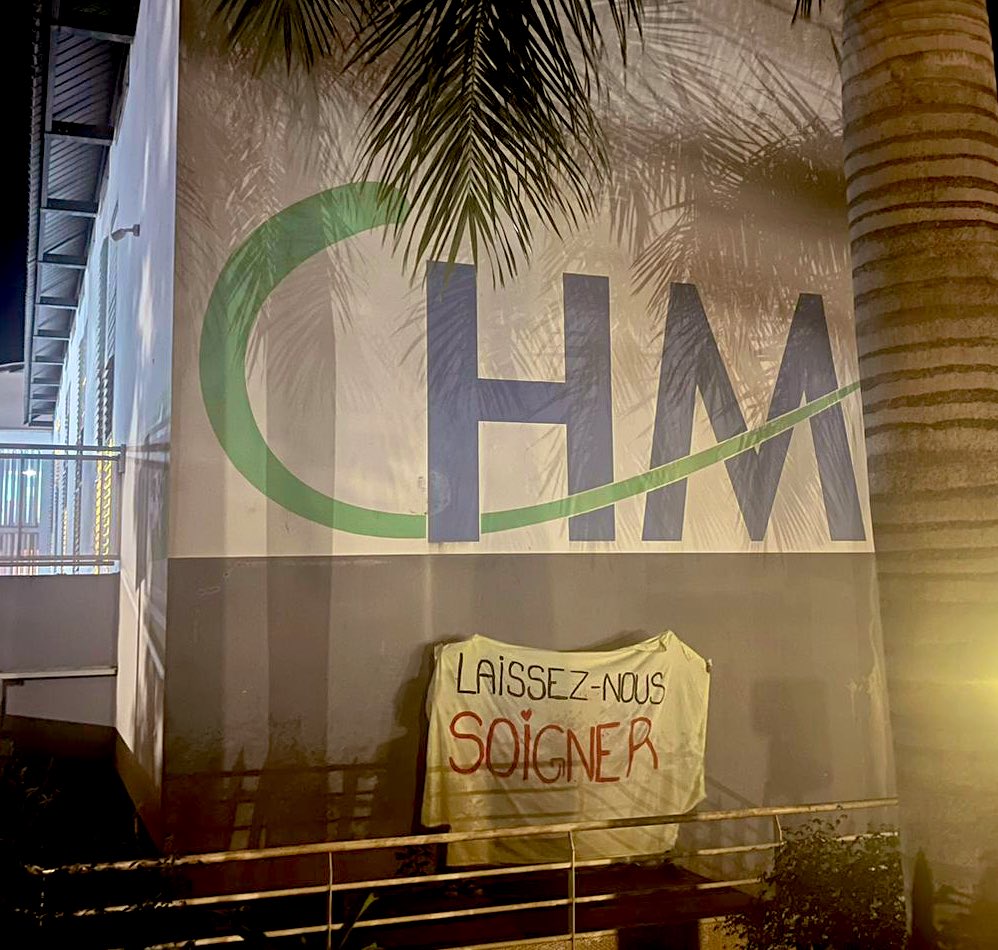 LouisWitter's tweet photo. Depuis plus de dix jours, des collectifs bloquent l’accès à l’hôpital et aux dispensaires de Mayotte pour empêcher aux étrangers d’accéder aux soins.

Ce soir, des soignants en colère ont exprimé leur ras-le-bol avec une banderole, « Laissez-nous soigner ». https://t.co/ondqjYAZHP