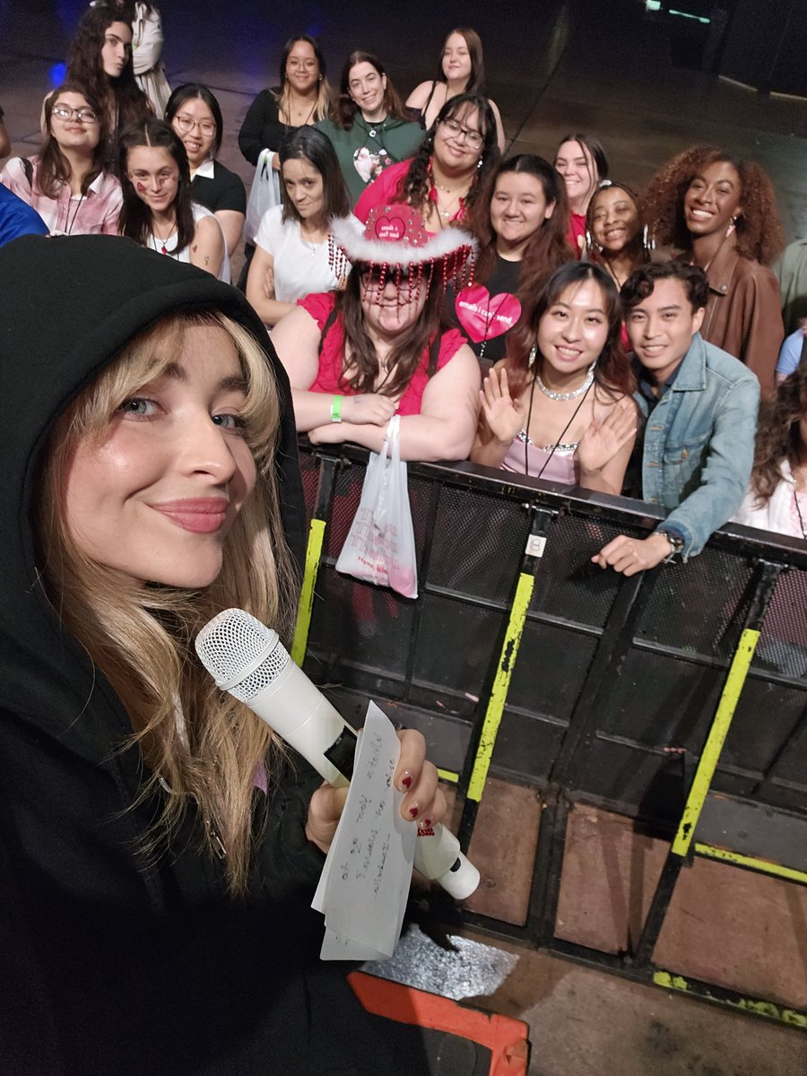 SCANews_'s tweet photo. 📸| @SabrinaAnnLynn with VIP fans during Q&amp;A/Soundcheck in Philadelphia, PA.

— Via alishamahina on Instagram

#EmailsICantSendTour #EICSTourPhiladelphia #EICSPhilly https://t.co/9idQrOwYzi