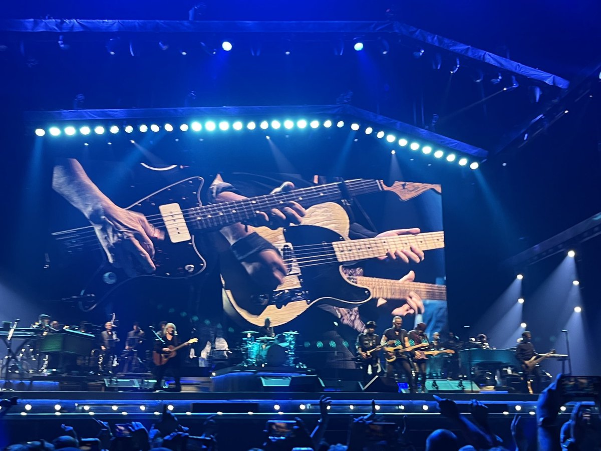 cloneweb's tweet image. Exténué mais revigoré pour un moment. Le train de EStreetBand nous a roulé dessus pendant trois heures. Incroyable show, meilleur que samedi 
@springsteen #SpringsteenParis