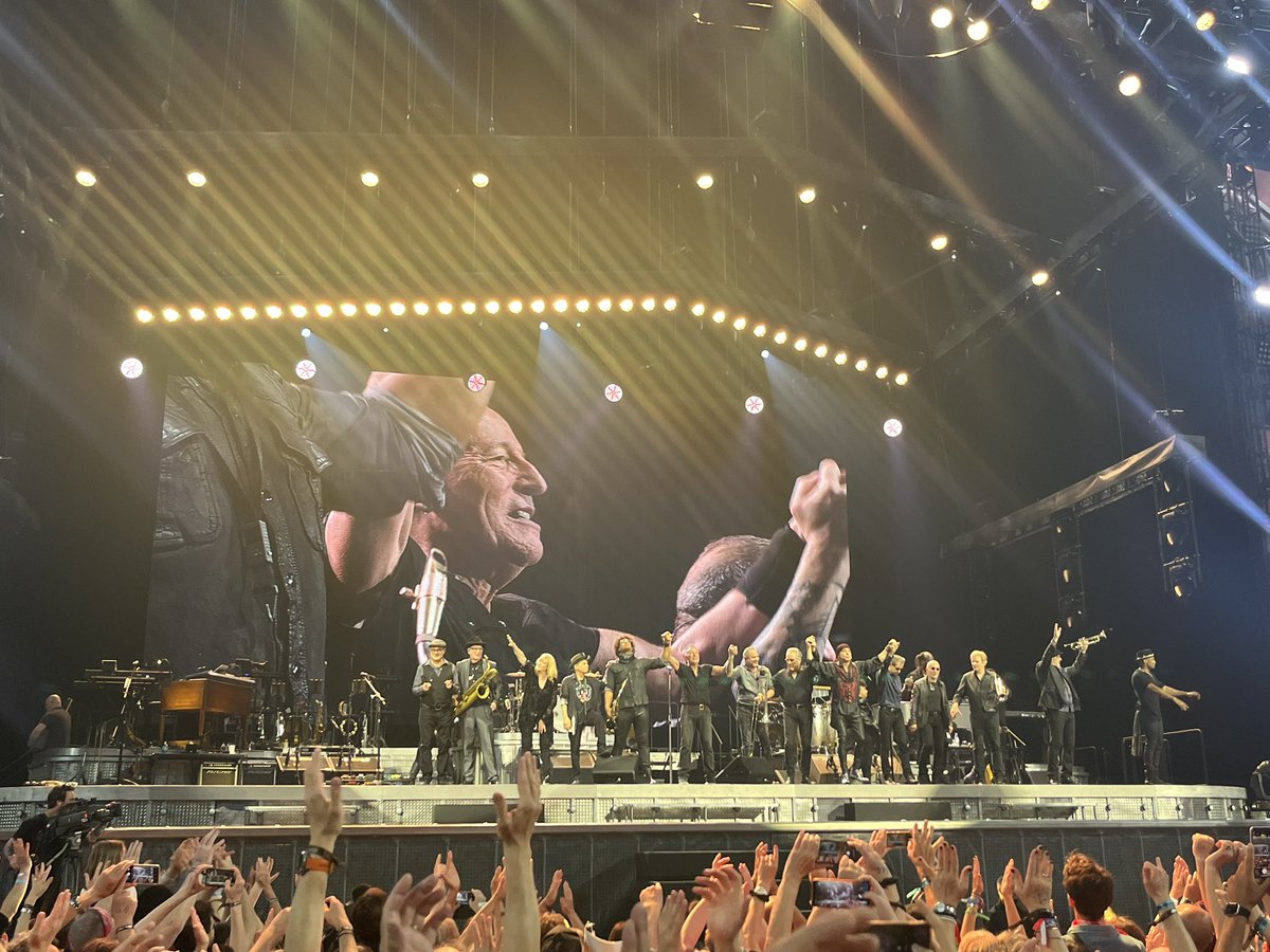 cloneweb's tweet image. Exténué mais revigoré pour un moment. Le train de EStreetBand nous a roulé dessus pendant trois heures. Incroyable show, meilleur que samedi 
@springsteen #SpringsteenParis